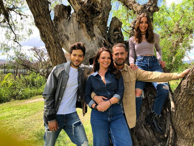 Franco y Sarita presenta a su familia para Pasión de gavilanes 2. Foto: Instagram/@natashaklauss27