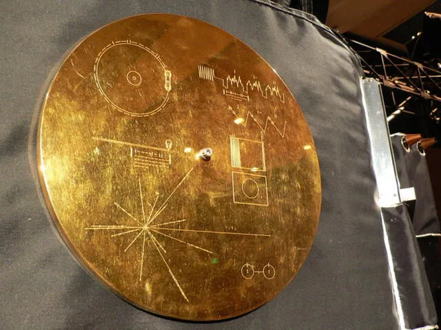 Una cubierta bañada en oro de los discos de las Voyager. Foto: NASA