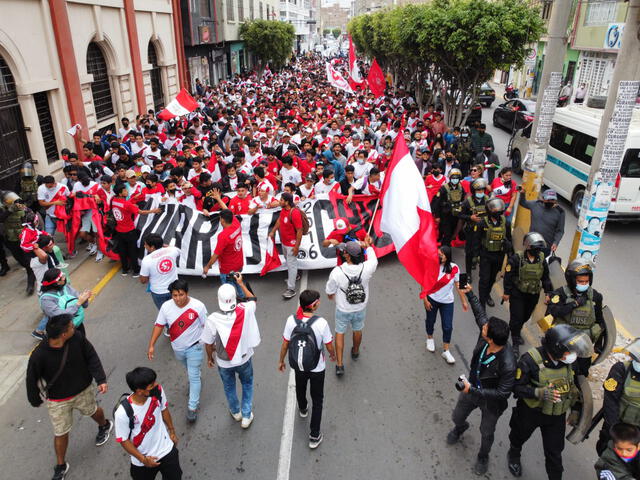 Cientos de hinchas recorren Chiclayo previo al repechaje