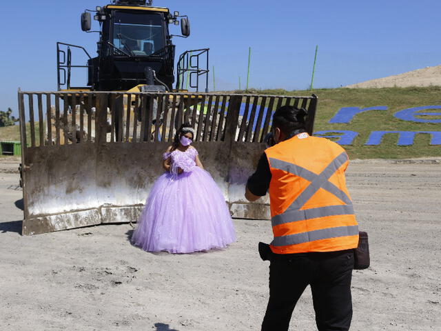 Quinceañera decide realizar su sesión de fotos en el basurero donde trabaja su padre