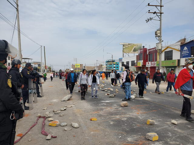 Protestas en Perú: manifestantes bloquean la Panamericana Sur a la altura del ingreso de La Joya, en Arequipa