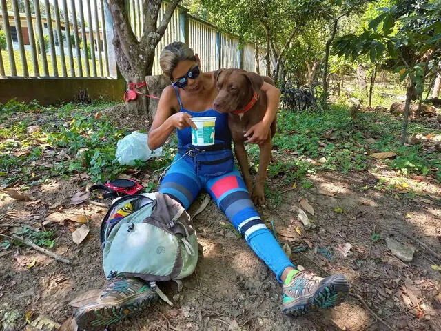 Tess García alimentando a un perro. Foto: Instagram