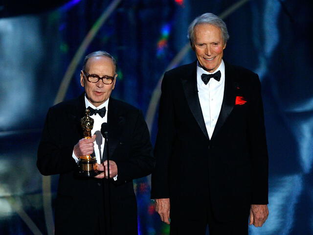 Uno de los pocos encuentros que tuvieron Morricone y Eastwood sucedió en el 2007 durante la entrega de los Premios Óscar. (Foto: Getty Images)