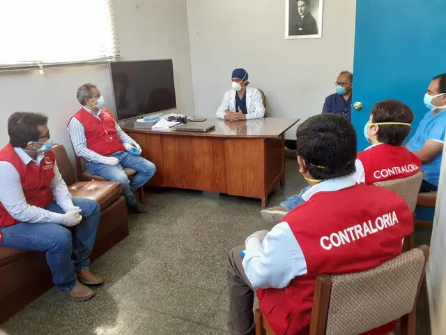 Funcionarios del hospital Almanzor Aguinaga entregaron documentación al órgano de control.