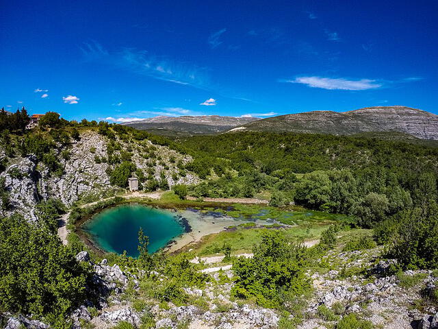 El "Ojo de la Tierra" también es conocido por ser el origen del río más largo de Dalmacia. Foto: Wikimedia Commons