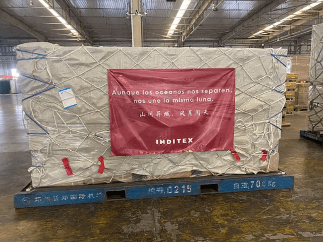 El cargamento que manda Inditex con los donativos sanitarios hacia España. El mensaje puesto dice: "Aunque los océanos nos separen nos une la misma causa". Foto: El Mundo.