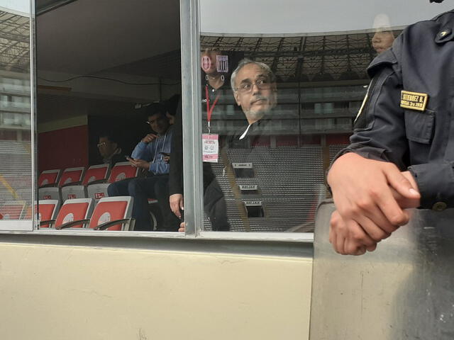 Manuel Burga causó revuelo entre los hinchas por su presencia en el Estadio Nacional. Foto: Twitter Jonathan Idrugo.