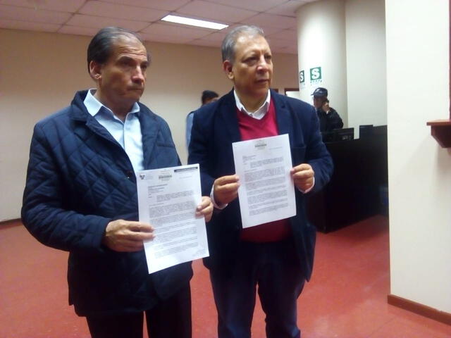 Wilbert Rozas acompañó a Marco Arana hasta la sede del Ministerio Público. Foto: Difusión.