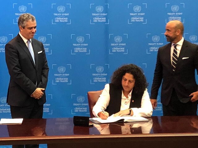 Fabiola Muñoz, entonces ministra del Ambiente, firmando el Acuerdo de Escazú en 2018. Otros 22 países también lo firmaron y 9 lo ratificaron.
