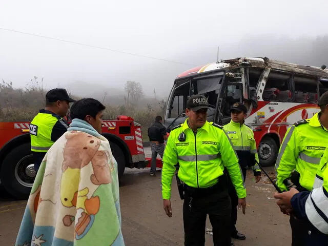 Aparatoso accidente en carretera de Ecuador deja 11 muertos [FOTOS]