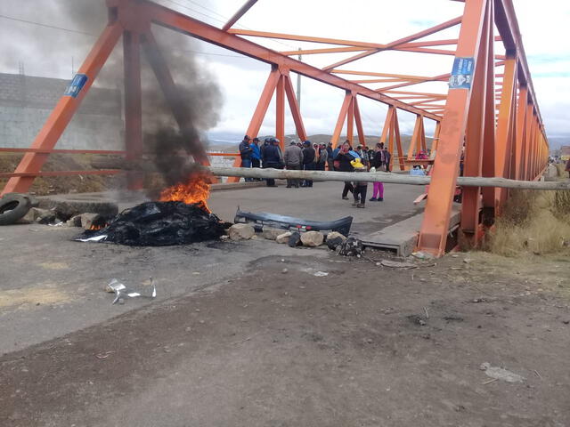 En Ilave bloquearon el puente de ingreso