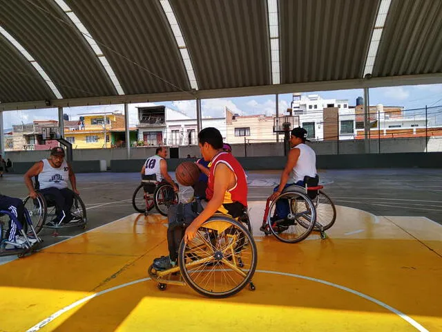 El joven no solo trabaja también juega para el equipo de basquetbol "Los Guerreros de Michoacán" (Foto: Facebook)