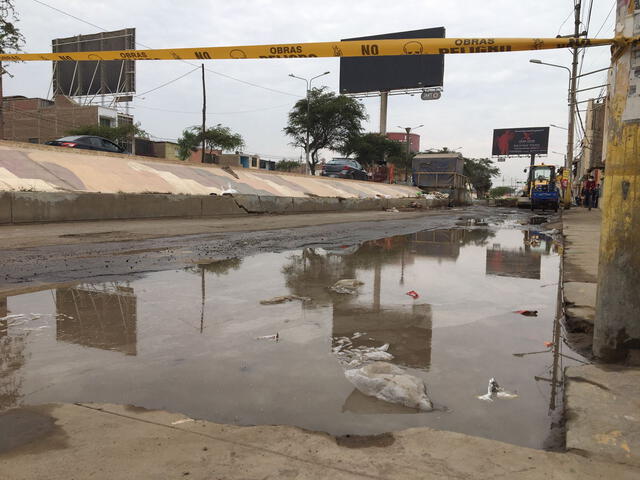 Calles de urbanización Villareal quedaron inundadas tras la ruptura de tubería de agua potable.