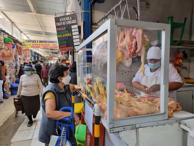 Los compradores han podido adquirir el pollo hasta en S/5. Foto: Urpi/LR