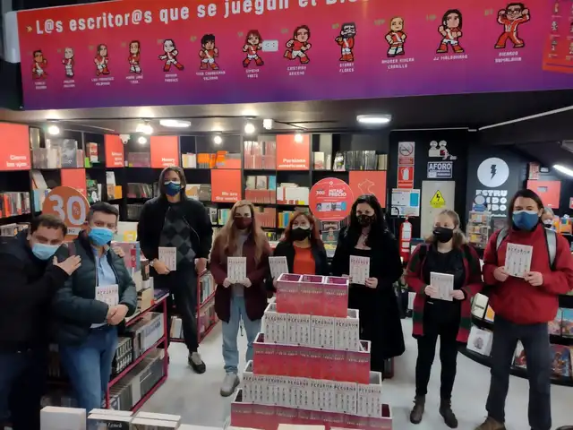 Algunos de los integrantes del libro Selección peruana 2015-2021 reunidos en la librería Estruendomudo. Foto: Facebook