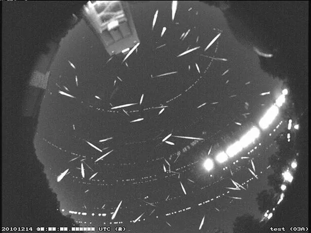 Fotografía de los meteoros Gemínidas de 2014 atravesando el cielo de Estados Unidos. Foto: Jacobs Space Explotarion Group / ESSCA