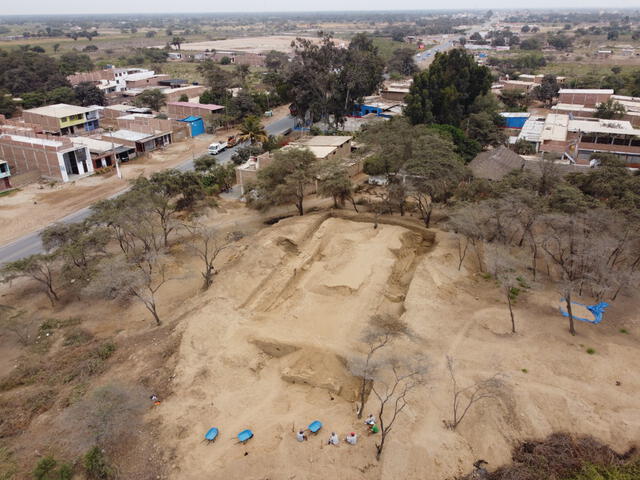 Vista aérea de las excavaciones. La pirámide se salvó del proceso de urbanización en Illimo. Foto: Clinton Medina C./La República.