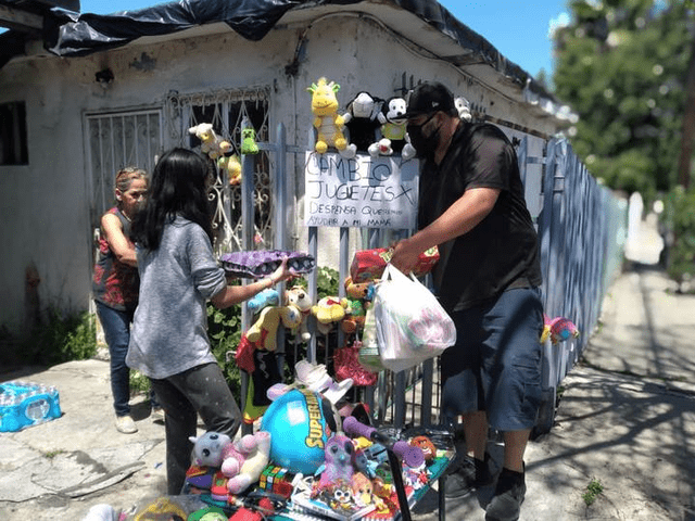 Los vecinos de la zona colaboraron con la noble causa del pequeño Alexis. Foto: Carlos Luna / El Sol de Tijuana.