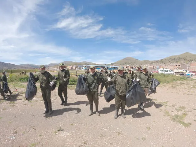 Puno: más de 7 toneladas de desechos fueron recogidos de la bahía del lago Titicaca