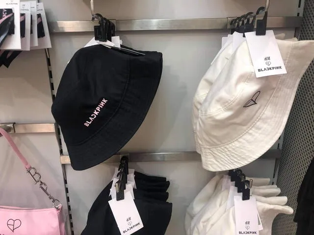 Gorros de BLACKPINK en H&M Trujillo. Foto: BLACKPINK Perú en Twitter Gorros de BLACKPINK en H&M Trujillo. Foto: BLACKPINK Perú en Twitter