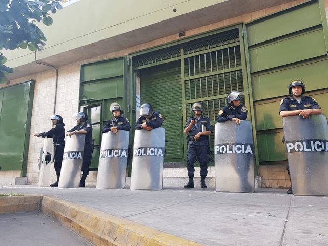 Efectivos policiales apostados en el exterior del local del jirón Hipólito Unanue, en La Victoria. Foto: URPI - GLR.