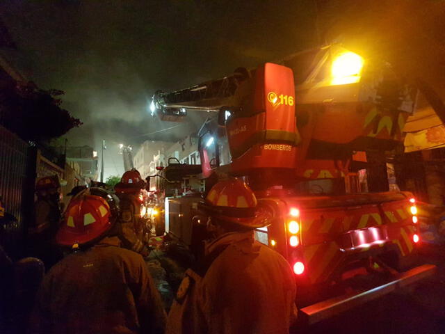 Las llamas arrasaron con una fábrica de disolventes ubicada en la cuadra 4 del jirón Los Pinos. Foto: Grace Mora / URPI -LR