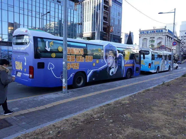 Buses personalizados por el cumpleaños de Jin. Foto: vía 0304cyj en Twitter