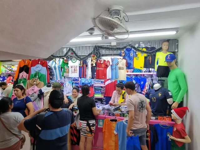 El nuevo diseño de la camiseta de la Albiceleste ya se encuentra en Gamarra. Foto: Mary Luz Aranda-URPI/LR