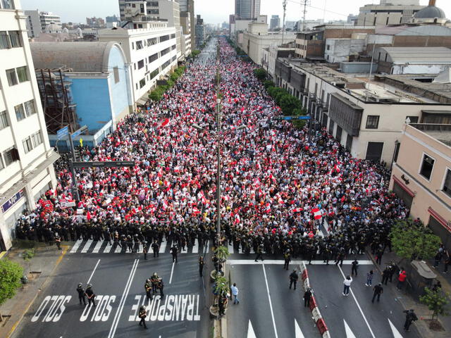 Marcha. Protesta. Toma aérea de la movilización contra el presidente Pedro Castillo. Foto: John Reyes