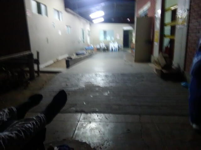 Foto tomada por Mary Luz durante la madrugada del 16 de abril. Personal técnico se puede observar al fondo del pasillo. Foto: Mary Luz Chileno. Foto tomada por Mary Luz durante la madrugada del 16 de abril. Personal técnico se puede observar al fondo del pasillo. Foto: Mary Luz Chileno.