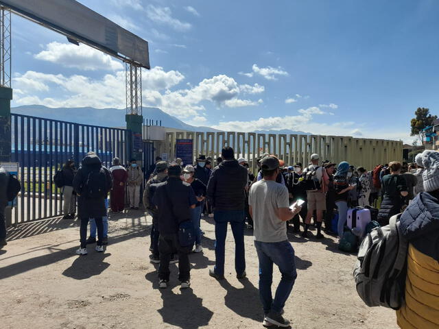 Turistas nacionales y extranjeros estuvieron afuera del Aeropuerto Alejandro Velasco Astete esperando información sobre sus vuelos. Foto: Raúl Cabrera/La República