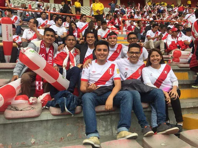 Juan y otros hinchas peruanos en el partido entre Perú vs. Colombia en 2017. Foto: Juan Medina