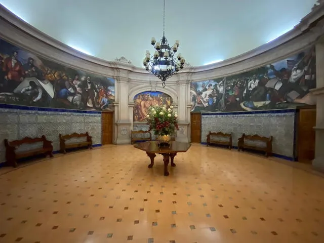 1. Rotonda del segundo piso con murales de Teodoro Núñez Ureta.