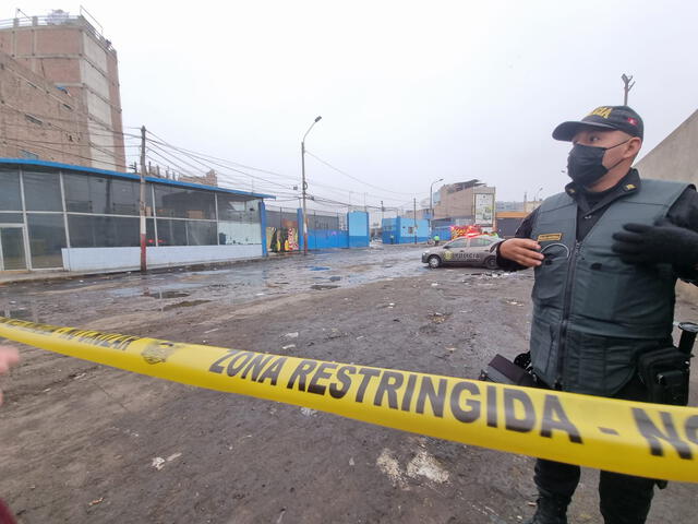 Incendio en empresa Flores: efectivos policiales acordonaron la zona para iniciar las investigaciones por un presunto atentado