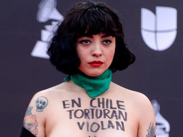 Mon Laferte hizo topless como protesta por los actos de violencia que se vivía en Chile.
