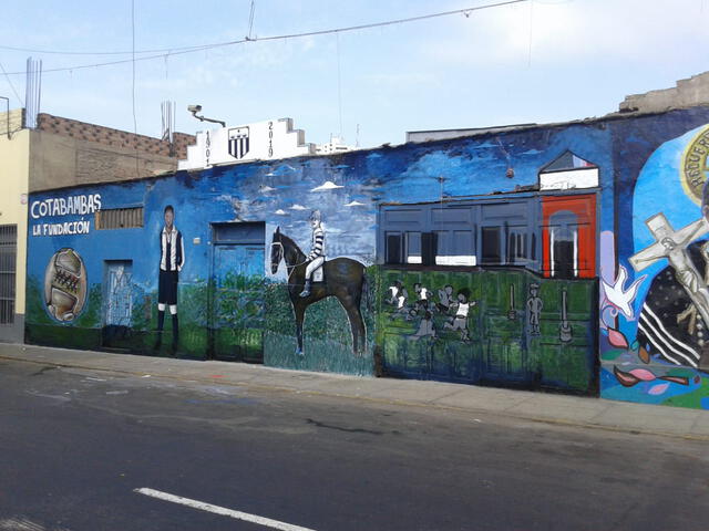 Mural conmemorativa de la fundación de Alianza Limaen la calle Cotabambas. Foto: Twitter @Xelgaro