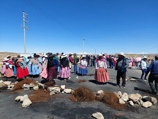 Pobladores de la zona sur de la región Puno bloquean carreteras.