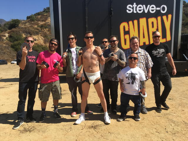 Steve-O junto a Johnny Knoxville, Wee Man, Bam Margera y el resto de sus excompañeros de Jackass. Créditos: página web de Gnarly