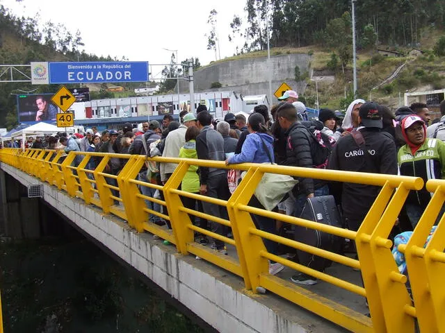 Cientos de migrantes venezolanos llegan al Puente de Rumichaca, en la frontera entre Colombia y Ecuador. Tratan de llega a Tulcán (Ecuador).