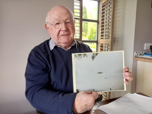 Craig Lindsay, oficial retirado de la Real Fuerza Aérea de Reino Unido (RAF), guardó una copia de las fotografías originales del ovni que apareció en Calvin. Foto: David Clarke