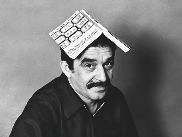 Gabriel García Márquez en una foto curiosa con su novela Cien años de soledad.