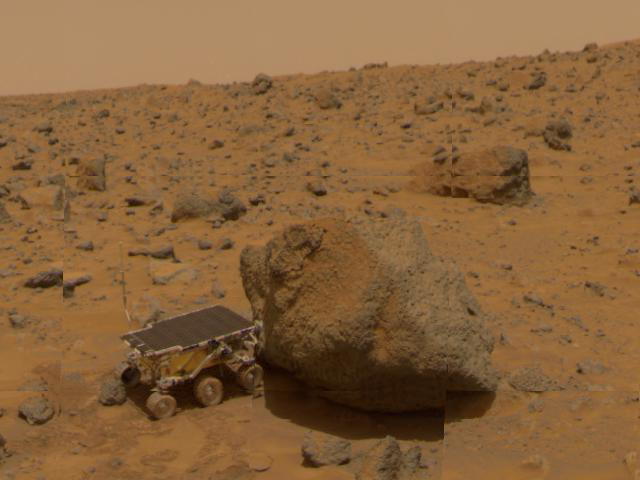 Primer plano de Sojourner, vehículo de Mars Pathfinder, mientras coloca un espectrómetro de rayos X en la roca 'Yogi'. | Foto: NASA / JPL