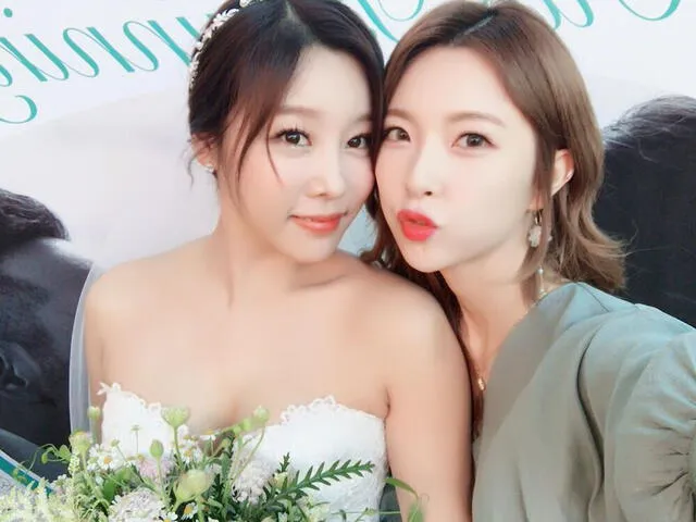 9MUSES: Los miembros actuales y anteriores del grupo K-pop estuvieron presentes en la boda. En la imagen Sungah y Hyemi. 20 de mayo 2018.
