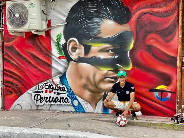 Gianluca Lapadula es pintado en mural en Ecuador.