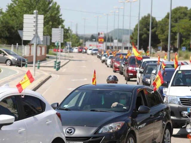 Caravana de carros en Aragón protestando contra Pedro Sánchez. Foto: El Heraldo de Aragón.