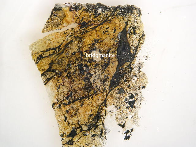 Fragmento de bridgmanita, el mineral más abundante en el interior de la Tierra. Foto: Science