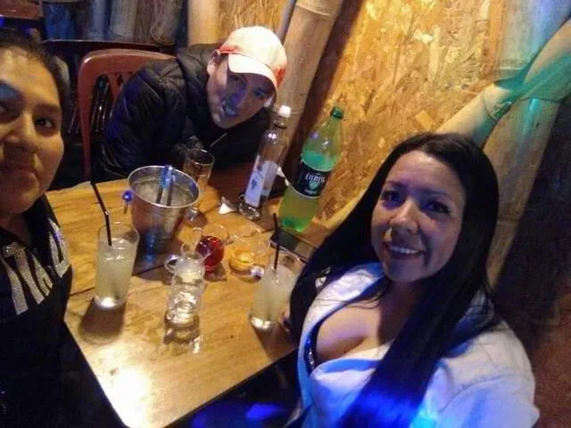 Carmela Yactayo con Glicerio Palomino Gálvez (de gorra), quien enfrenta una veintena de imputaciones.