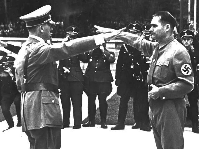 Hitler y Hess se saludan en un acto del partido nazi. Foto: El País