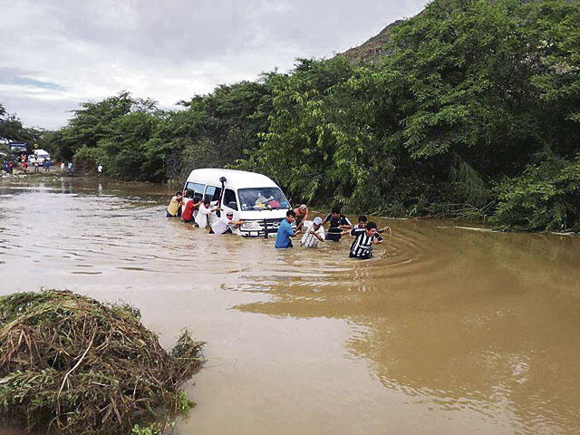 Lambayeque: Alud sepulta camioneta, se lleva un puente y deja aislados pueblos de Olmos