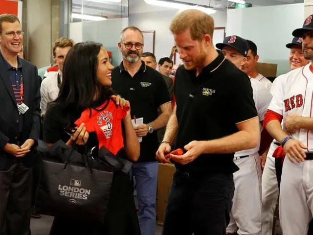 Meghan Markle y el príncipe Harry aparecen por sorpresa en partido de béisbol